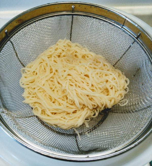 そうめん油からめる